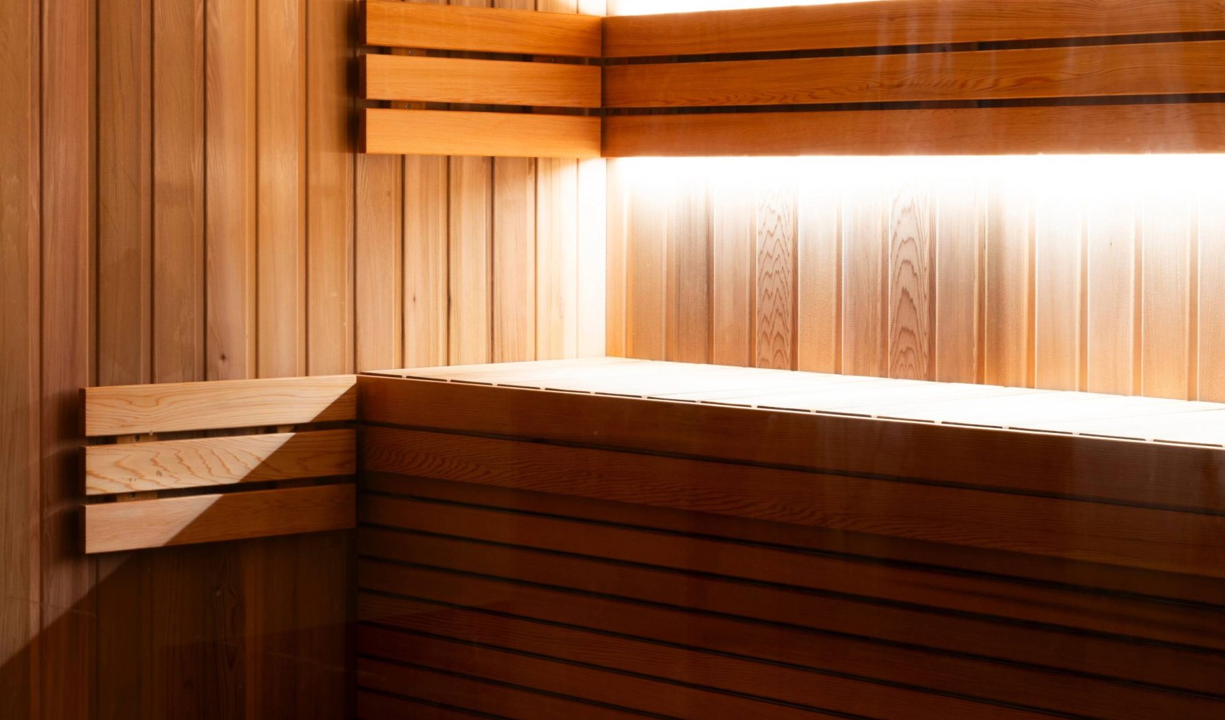 Cold Plunge, Sauna, or Both: What Actually Speeds Up Your Recovery After Training?